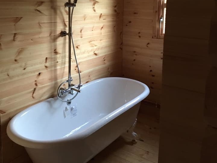 Freestanding bath installation